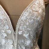 Elegant Light Champagne A-Line Lace Appliques Wedding Dress V-Neck Sleeveless Beading Bridal Gown Ivory Spagetti Straps Open